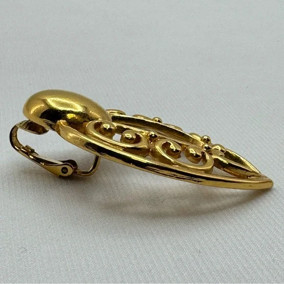 Vintage Gold Tone Filigree Clip On Earrings Elegant Scroll Statement - Picture 7 of 7